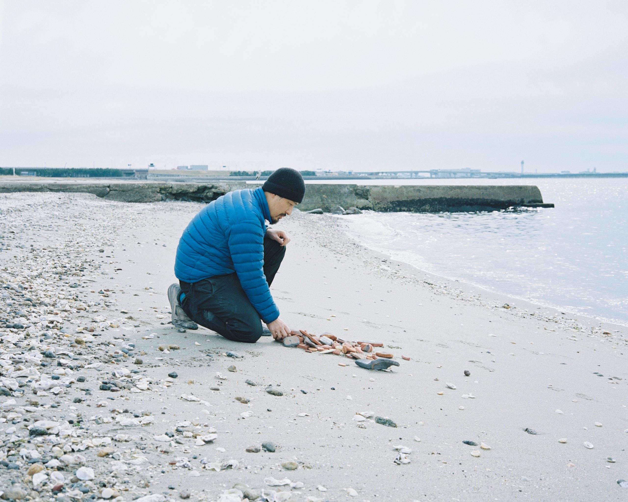 Collecting ceramic pieces by the shore in Tokoname,  2023 ©Futoshi Mizuno, Photo: Yuma Harada