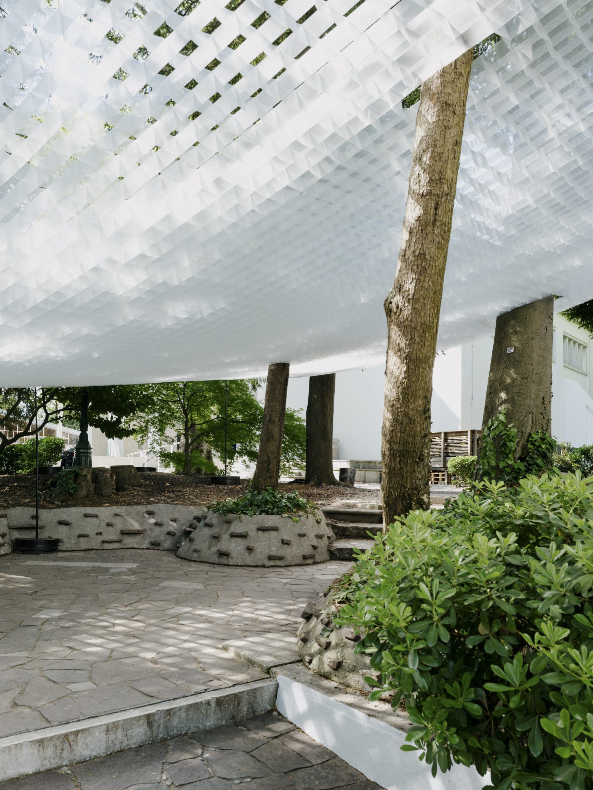 Tent roof over façade (designed by Akane Moriyama), Photo by Yuma Harada / <a href='https://vimeo.com/844956753' target='_blank'>Video image of installlation filmed and edited by Kenta Iwamoto</a>