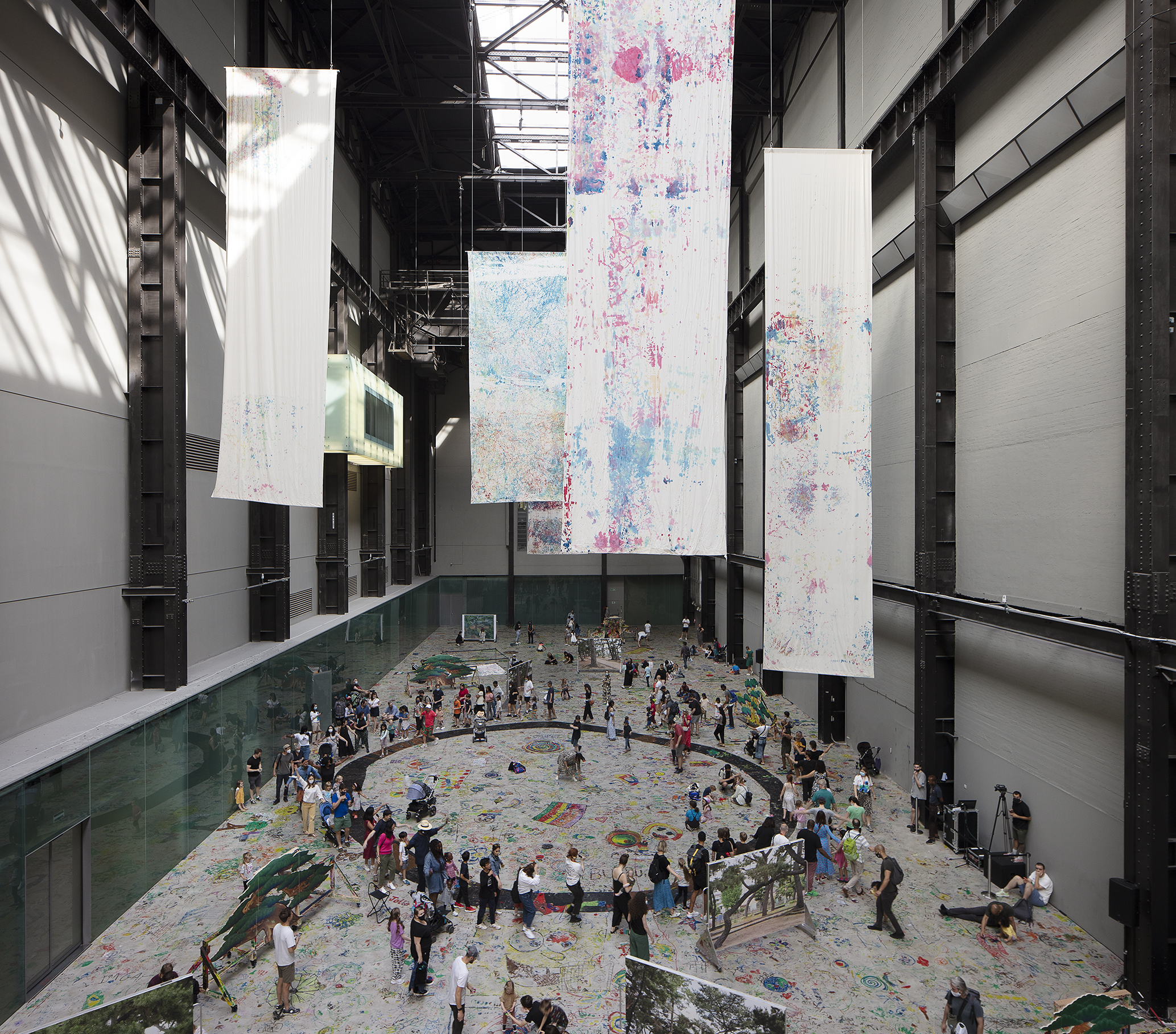Ei Arakawa, Mega Please Draw Freely, 2021, installation/performance view, Tate Modern, London, Photo: Brotherton-Lock, Courtesy of the artist