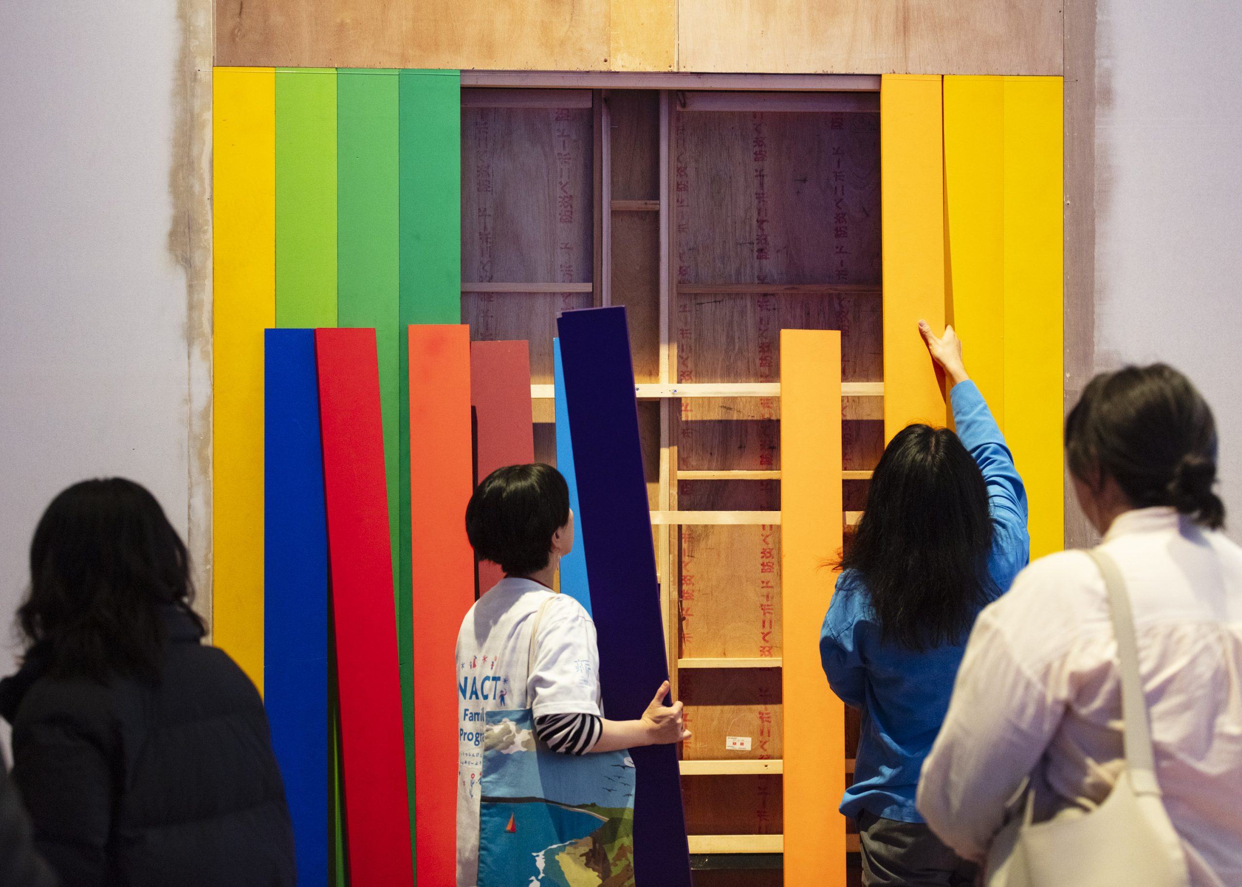 Ei Arakawa-Nash, Panel (Ellsworth Kelly, Spectrum I, 1953), 2024, installation/performance view, The National Art Center, Tokyo, Photo: Shu Nakagawa, Courtesy of the artists and The National Art Center